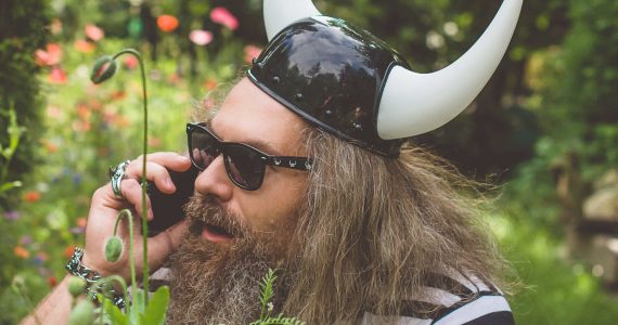 Viking korzystający z telefonu