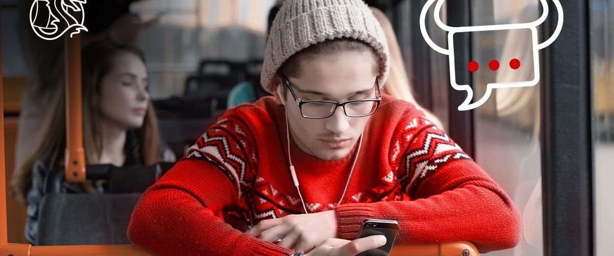 student w autobusie korzysta z internetu mobilnego