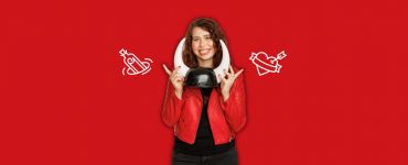 Młoda dziewczyna w czerwonej kurtce trzymająca hełm umieszczona na blogu Mobile Vikings