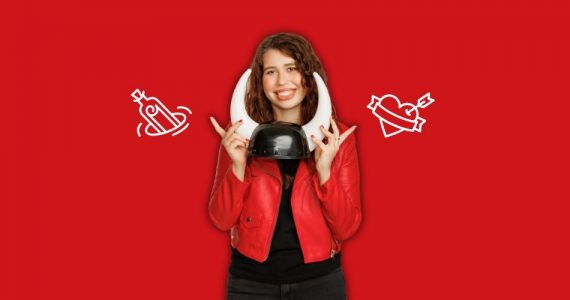 Młoda dziewczyna w czerwonej kurtce trzymająca hełm umieszczona na blogu Mobile Vikings