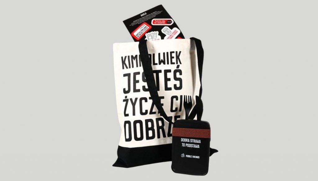 Bawełniana torba w jasnym kolorze z czarnymi uszami i czarnym napisem umieszczona na blogu Mobile Vikings.