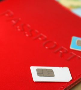 karty sim leżą na paszporcie i mapie
