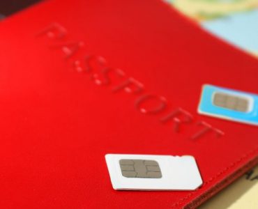 karty sim leżą na paszporcie i mapie