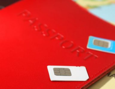 karty sim leżą na paszporcie i mapie