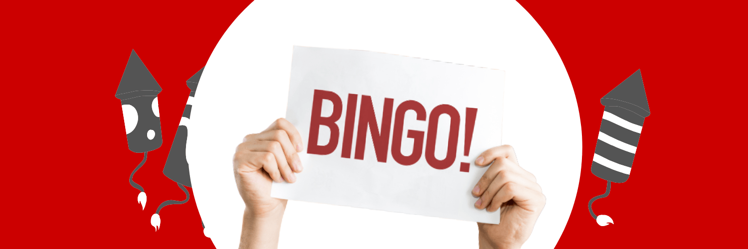 Męskie dłonie wystawiają tabliczkę z hasłem bingo