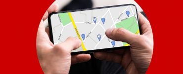 Męskie dłonie sprawdzają w telefonie Mapy Google