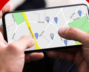 Męskie dłonie sprawdzają w telefonie Mapy Google