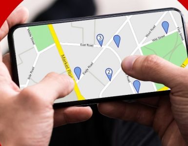 Męskie dłonie sprawdzają w telefonie Mapy Google