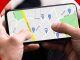 Męskie dłonie sprawdzają w telefonie Mapy Google