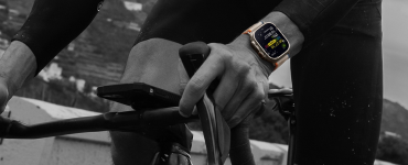 Zegarek sportowy Apple Watch Ultra w akcji na rowerze