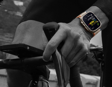 Zegarek sportowy Apple Watch Ultra w akcji na rowerze