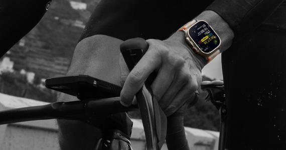 Zegarek sportowy Apple Watch Ultra w akcji na rowerze