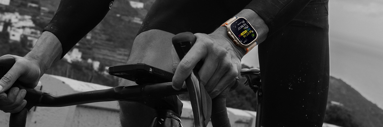 Zegarek sportowy Apple Watch Ultra w akcji na rowerze