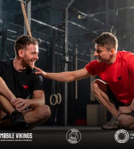Dwóch mężczyzn okazuje sobie wsparcie