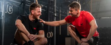 Dwóch mężczyzn okazuje sobie wsparcie