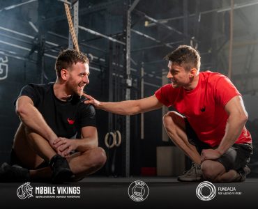 Dwóch mężczyzn okazuje sobie wsparcie