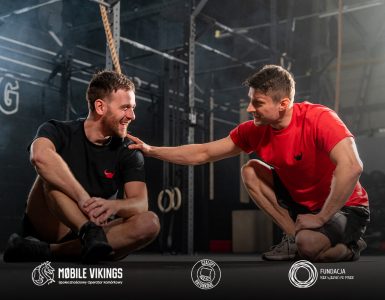 Dwóch mężczyzn okazuje sobie wsparcie