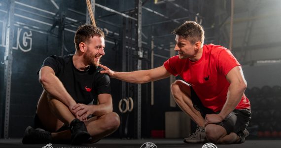 Dwóch mężczyzn okazuje sobie wsparcie