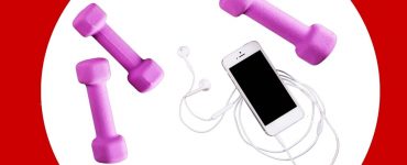 smartfon i hantle ilustrują najlepsze aplikacje do treningu