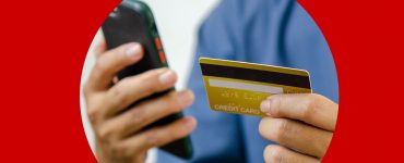 Osoba przepisuje dane z karty na telefon, bo nie wie jeszcze, jak płacić BLIKIEM
