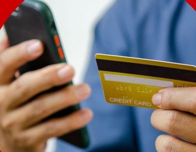 Osoba przepisuje dane z karty na telefon, bo nie wie jeszcze, jak płacić BLIKIEM
