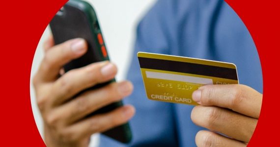 Osoba przepisuje dane z karty na telefon, bo nie wie jeszcze, jak płacić BLIKIEM