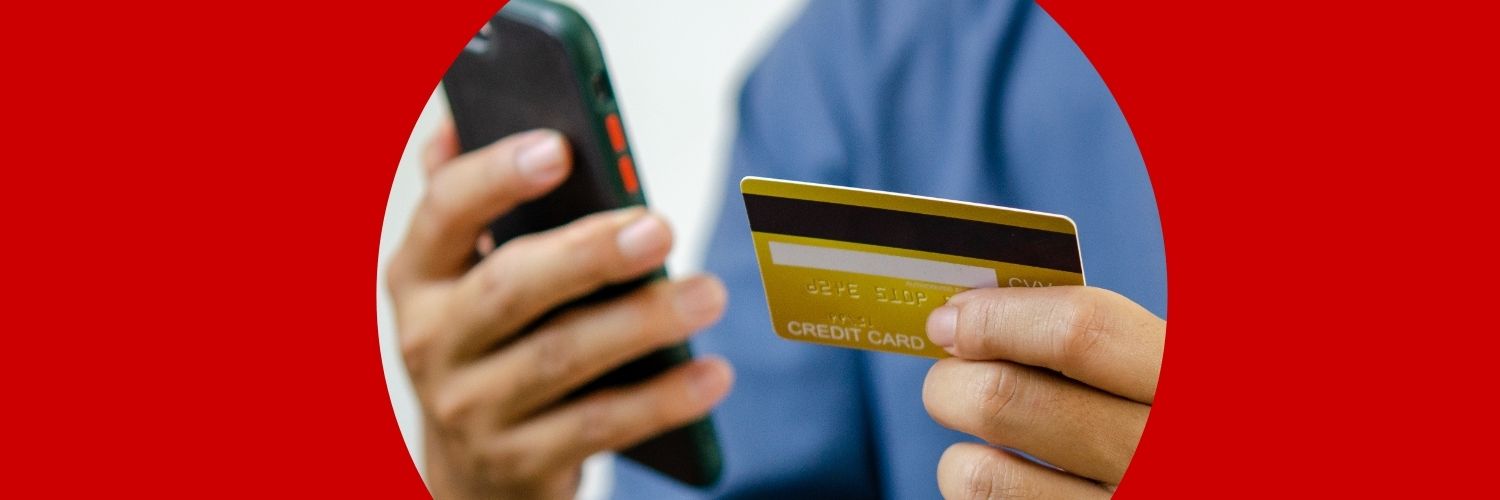 Osoba przepisuje dane z karty na telefon, bo nie wie jeszcze, jak płacić BLIKIEM