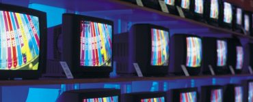 sklepowa wystawa telewizorów – telewizor QLED czy OLED