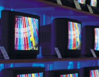 sklepowa wystawa telewizorów – telewizor QLED czy OLED