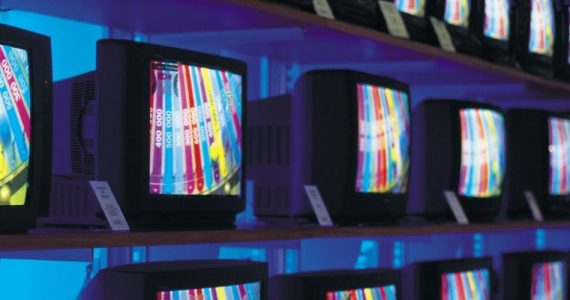 sklepowa wystawa telewizorów – telewizor QLED czy OLED