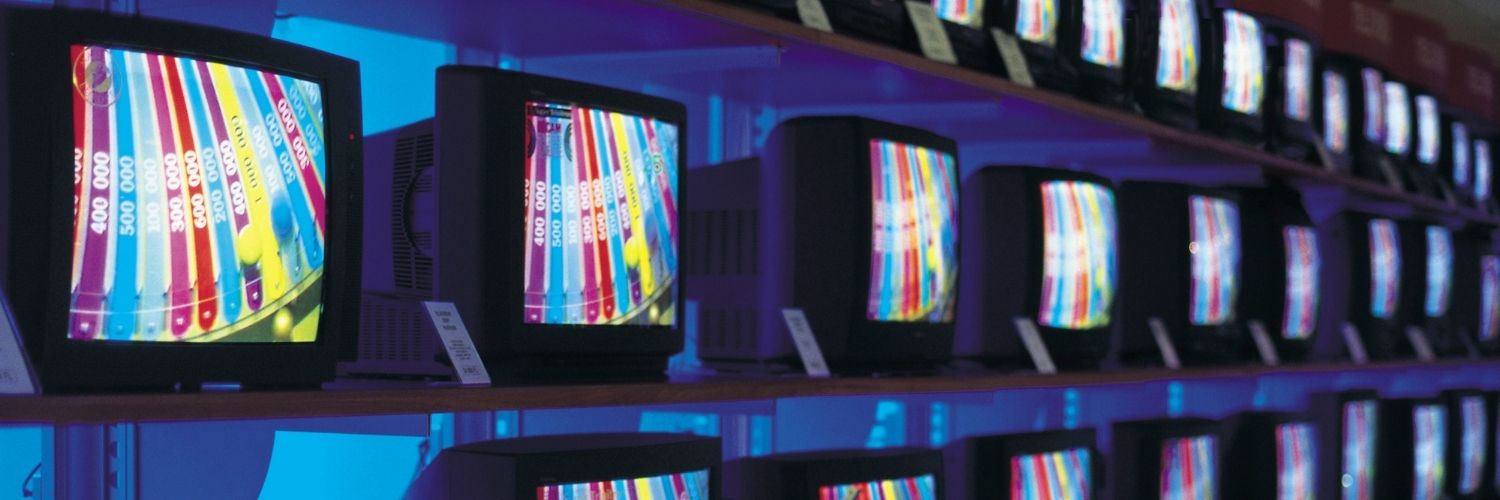sklepowa wystawa telewizorów – telewizor QLED czy OLED