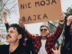 Grupa radosnych osób manifestuje radość z rozwiązania umowy z telefonią komórkową z transparentem Nie moja bajka