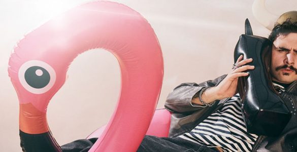 dumny viking na flamingu rozmawia przez dmuchaną atrapę telefonu prezentując internet na wakacje